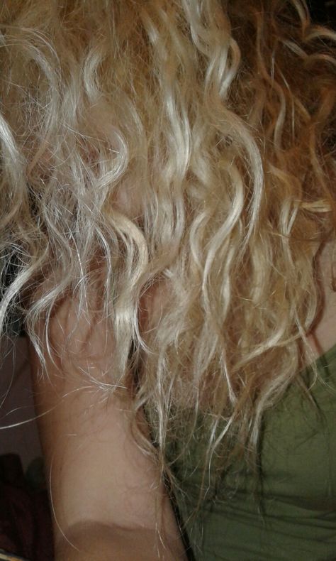 Messy blonde hair Messy Blonde Hair Aesthetic, Curly Blonde Hair Aesthetic, Curly Blonde Hair Girl, Damaged Blonde Hair, Choco Box, Blinde Hair, Scruffy Hair, Blonde Hair Aesthetic, Dishwater Blonde