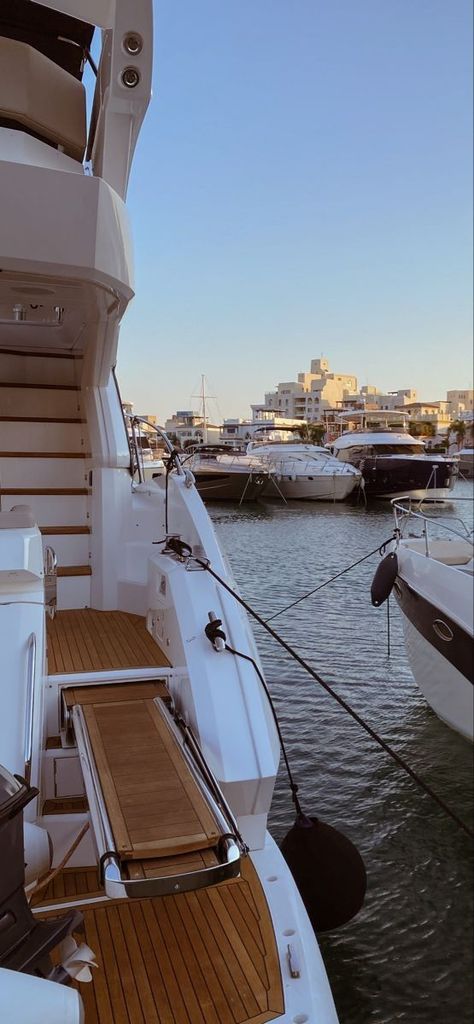 Old Money Yacht Aesthetic, Light Aesthetic Wallpaper Iphone, Wealthy Wallpapers, Old Money Phone Wallpaper, Old Money Aesthetic Wallpaper Iphone, Old Money Vibes Aesthetic, Yacht Old Money, Old Money Background, Luxury Yacht Aesthetic