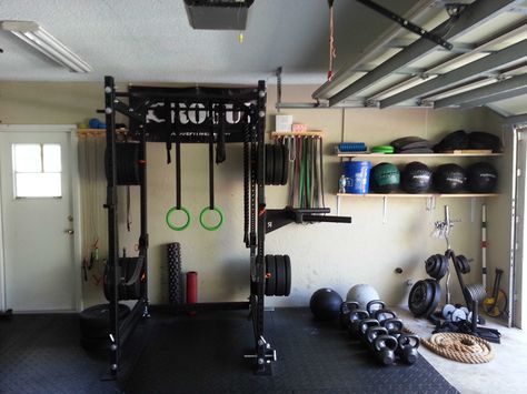 Great utilization of space in this homemade garage gym complete with rubber bands wall balls and foam rollers Home Gyms Ideas Garage, Crossfit Garage Gym, Cheap Home Gym, Home Gym Basement, Home Gym Storage, Home Gym Essentials, Home Gym Flooring, Home Gym Garage, Workout Room Home