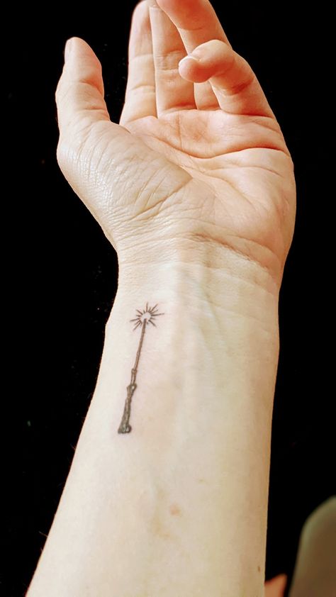 Lumos Wand Tattoo, Harry Potter Wands Tattoos, Wand Harry Potter Tattoo, Hermione Granger Wand Tattoo, Wand Tattoo Finger, Small Wand Tattoo, Harry Potter Tattoos Wand, Glinda Wand Tattoo, Lumos Tattoo Harry Potter