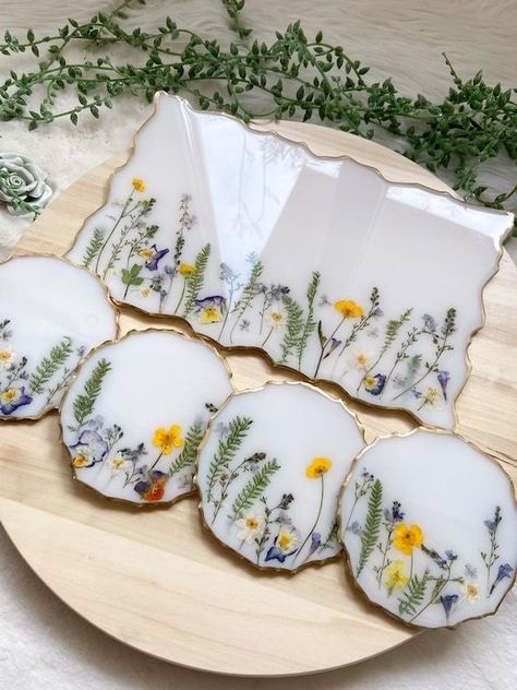 Resin Coasters Flowers, Resin Coasters Ideas, Flower Resin Tray, Resin Home Decor, Coasters Resin, Food Art Photography, Resin Crafts Tutorial, Cup Coasters, Diy Resin Projects