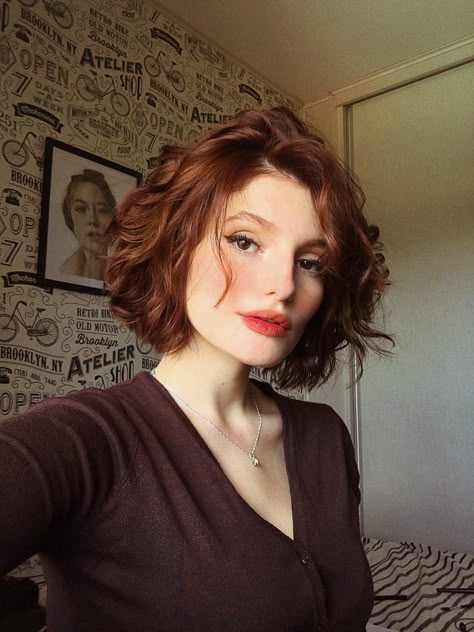 Natural Waves Bob Hairstyles, Short Red Auburn Hair, Short Hairstyles Red Hair, Feminine Medium Hair, Vintage Brunette Hair, Ginger Brunette Hair Short, Short Red Hair Women, Natural Red Hair Short, Curly Short Red Hair