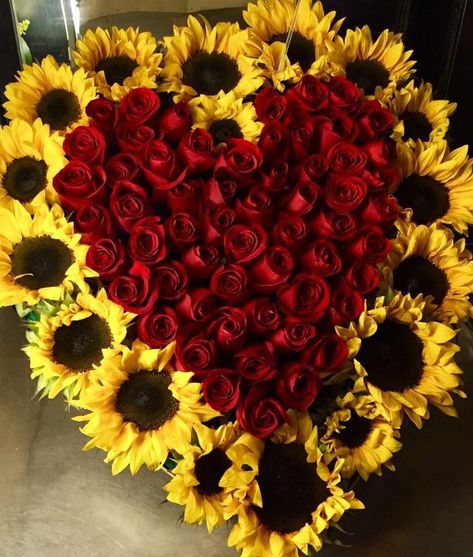 Red Roses And Sunflowers, Sunflower Wedding Decorations, Sunflowers And Roses, Sunflower Party, Sunflower Arrangements, Sunflower Themed Wedding, Sunflower Bouquet, Sunflower Bouquets, Beautiful Bouquet Of Flowers