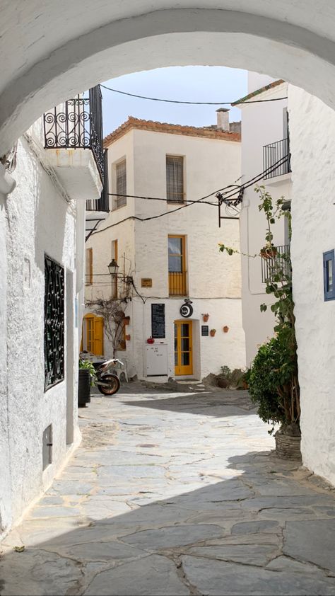 street, village, spain, spanish, cadaques, architecture, house, white, blu, aesthetic, trip, holidays, travel, european summer Costa De La Luz, Spanish Core Aesthetic, Old Spanish Aesthetic, Spanish Summer Aesthetic, Spain Houses, Spanish Aesthetic, Aesthetic Trip, House In Spain, Spanish Village