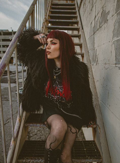 Rock Photoshoot Ideas, Alternative Fashion Photoshoot, Alternative Senior Photos, Alt Model Photoshoot, Punk Rock Photoshoot, Punk Photoshoot Ideas, Grungy Photoshoot, Metalhead Style, Emo Photoshoot