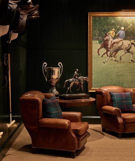 ICYMI, Ralph Lauren Recreated an ENTIRE Restaurant for His Lavish Fashion Week Soirée Ralph Lauren Basement, Ralph Lauren Lounge, Ralph Lauren Ranch, Ralph Lauren Country Home, Ralph Lauren Entryway, Ivy League Decor, Ralph Lauren Apartment, Ralph Lauren Style Home, Ralph Lauren Home Office