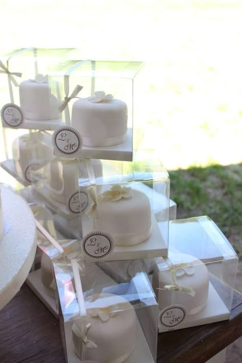 Cake Souvenir Wedding, Mini Cake Favors, Mini Cake Hampers, Mini Wedding Cakes Centerpieces, Mini Cake Wedding Favors, Mini Wedding Cakes For Guests, Mini Cakes For Wedding, Bridal Shower Arrangements, Cake Wedding Favors