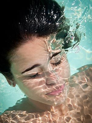 Underwater Photography Pool, Underwater Drawing, Underwater Portrait, Bawah Air, Underwater Painting, Hyper Realistic Paintings, Underwater Art, Photographie Portrait Inspiration, Water Photography