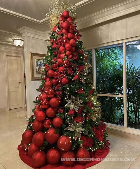 via @decorhomeidea Elegant Christmas Tree Decorations, Christmas Tree Decorated, Christmas Tree Decorating Themes, Elegant Christmas Trees, Creative Christmas Trees, Christmas Tree Decorations Diy, Christmas Themes Decorations, Red Christmas Tree, Christmas Tree Inspiration