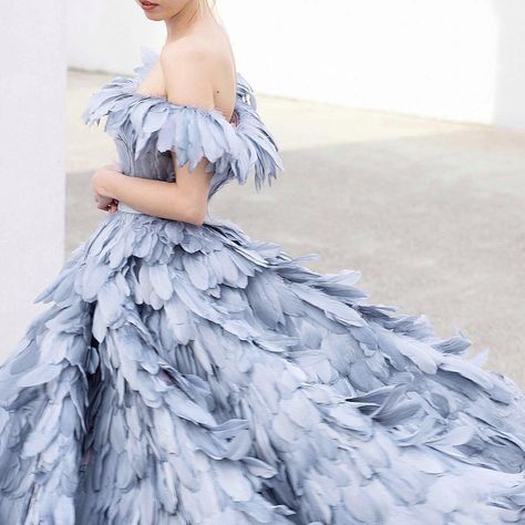 la femme dans l’art on Twitter: "feather gowns… " Mihano Momosa, Feather Gown, Couture Mode, Feather Dress, Gorgeous Gowns, Beautiful Gowns, Fancy Dresses, Costume Design, Dream Dress