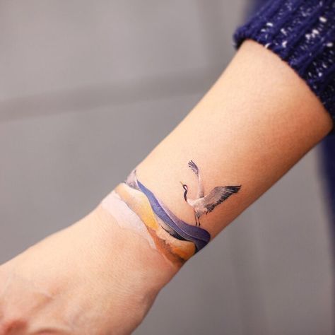 32 Lovely Wrist Tattoo Ideas Wrist Tattoo Ideas, Cool Wrist Tattoos, Flower Wrist Tattoos, Muster Tattoos, Landscape Mountain, Small Wrist Tattoos, Wrist Tattoos For Women, Tattoo Bracelet, Bird Tattoo