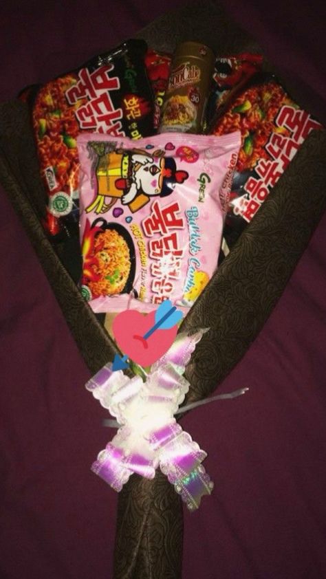 Buldak Ramen Bouquet, Buldak Bouquet, Ramen Bouquet, Bouquet Of Snacks, Snack Bouquet Ideas, How To Make Noodles, Snack Bouquet, Disney Themed Food, Food Bouquet