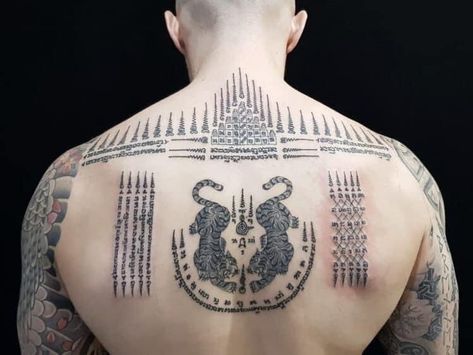 Tatouage thaïlandais, les secrets des Sak Yant et des motifs traditionnels sacrés Mrs Tattoo, Yantra Tattoo, Buddhist Tattoo, Lion Tattoo Sleeves, Bamboo Tattoo, Sak Yant Tattoo, Cross Tattoo For Men, Sak Yant, Thai Tattoo