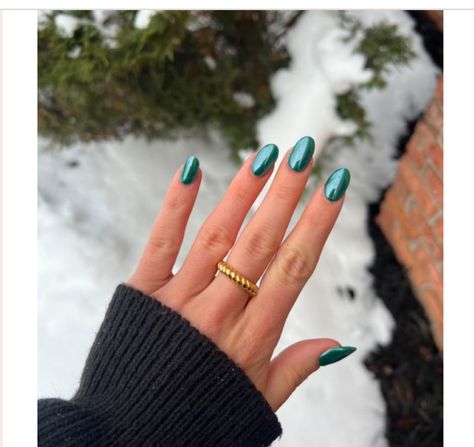 Dip Nails Winter 2023, Emerald Green With Chrome Nails, Gem Color Nails, Chrome Christmas Nails Short, Safe Green Chrome Nails, Jade Green Nails Acrylic Design, Green Crome Nails Almond, Green Christmas Acrylics, Dark Green Nails For Christmas