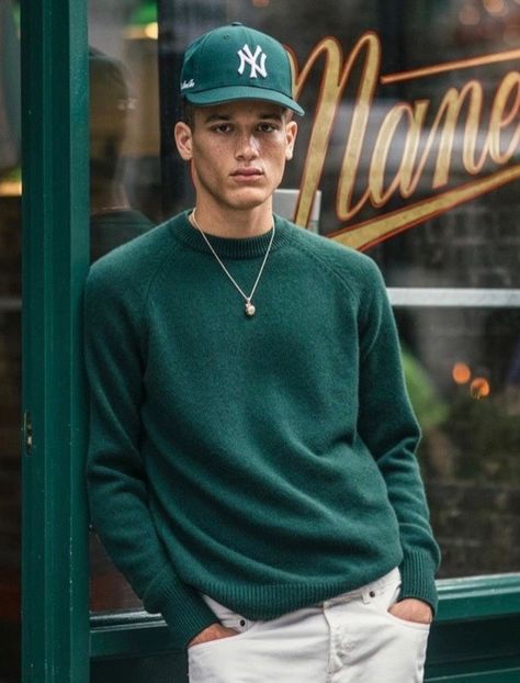 Green Sweatshirt Outfit, Polo Sweat Suits, Cap Outfit Men, Sweatshirt Outfit Men, Green Sweater Outfit, Urban Sweater, Sweater Outfits Men, Men Mode, Ny Outfits