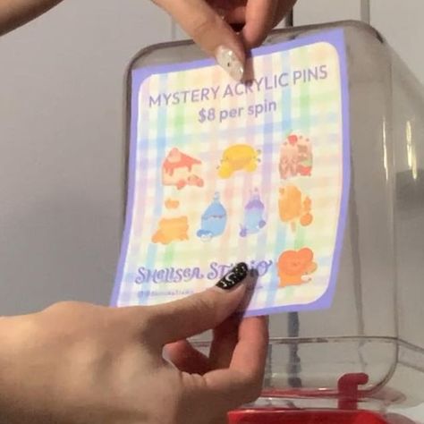 Chelsea 🦆 on Instagram: "I saw a couple of other artists grab this inexpensive capsule machine for their artist alley tables and as a lover (*cough*addict*cough*) of gacha prizes, mystery boxes, and the like, I knew I had to get one for myself! 💖 So here’s me unboxing it all and getting some art goodies set up in it for my next event, I hope you enjoy and thank you for watching! 🥰 QotD: How addicted to mystery boxes are you? 🥲 • • • • • #aestheticart #animalart #art #artwork #artistsoninstag Gacha Machine, Art Booth, Art Fair Booth, Fair Booth, Craft Fairs Booth, Booth Displays, Vendor Booth, Tip Jars, Mystery Boxes