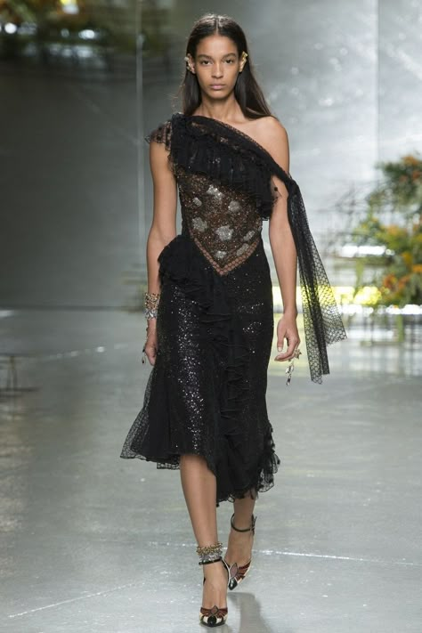 Rodarte Spring 2017 Ready-to-Wear collection, runway looks, beauty, models, and reviews. Rodarte Black Dress, Flamenco Dress, Catwalk Fashion, Outfit Look, Looks Style, Spring 2017, Fashion 2017, Beautiful Gowns, Fashion Week Spring