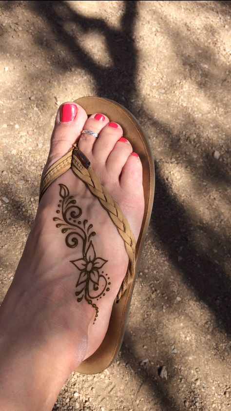 Feet Henna Tattoo, Simple Ankle Henna Designs, Henna On Feet Simple, Henna For Feet Simple, Simple Feet Henna Design, Simple Foot Henna Designs, Henna Tattoo Feet Design, Henna Designs For Feet Simple, Henna On Leg Simple