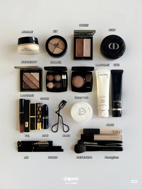 Minimalist Makeup Collection Aesthetic, Dark Feminine Essentials, Expensive Makeup Look, Minimalist Makeup Collection, Feminine Makeup, Classy Makeup, Expensive Makeup, Minimalist Makeup, Makeup Package