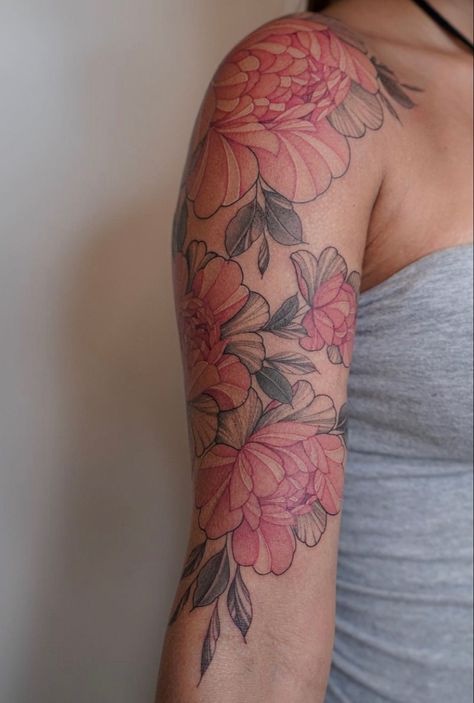 Peony Tattoo Shoulder, Peony Shoulder Tattoo, Pink Peony Tattoo, Tattoo Family, Traditional Tattoo Flowers, Upper Back Tattoos, Henna Designs Wrist, Peony Tattoo, Tattoo Shoulder