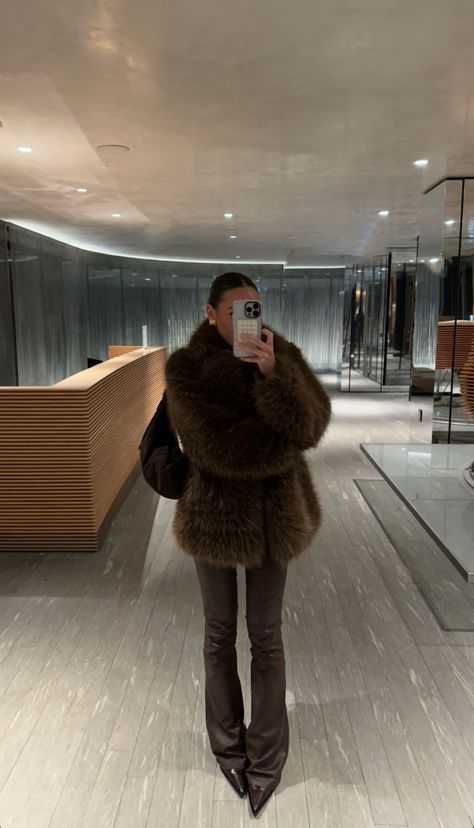 Espresso Girl, Euro Winter, Inspo Looks, Tokyo Outfits, Faux Fur Coats Outfit, Fur Jacket Outfit, London Outfits, Short Fur Coat, Old Money Winter