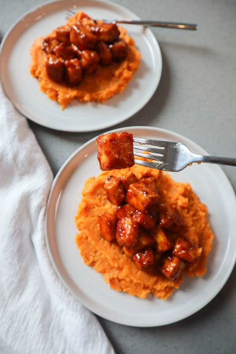 MAPLE CIDER TOFU WITH SWEET POTATO MASH Simple Kale Salad, Sweet Potato Mash, Tofu Recipe, Home Meals, Low Carb Vegetarian, Baked Tofu, Soup Dinner, Mashed Sweet Potatoes, Fall Dinner