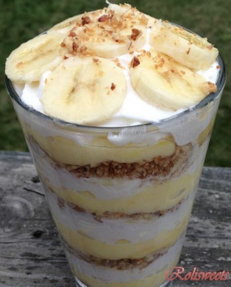 This tastes as good as it looks. Dessert for two...why not share?  #dessert #bananas #parfait #food Banana Parfait, Cookie Parfait, Chocolate Parfait, Parfait Cups, Pudding Parfait, Parfait Desserts, Fluff Recipe, Fruit Parfait, Dessert For Two