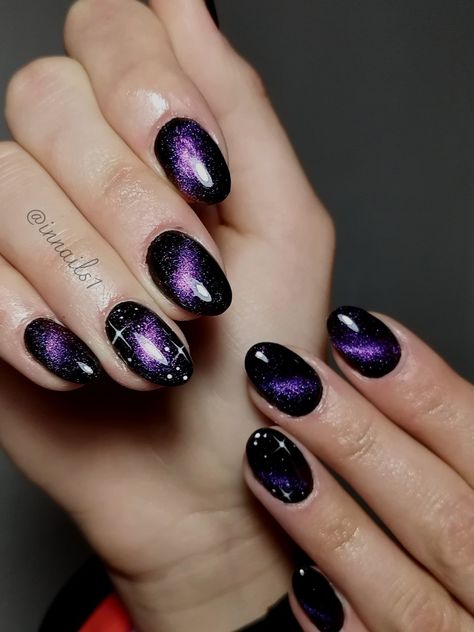 Dark Purple Magnetic Nails, Black And Purple Gel Nails Short, Short Almond Acrylic Nails Cat Eye, Purple Cateye Nail Designs, Purple Cats Eyes Nails, Purple Cateye Nail, Cat Eye Galaxy Nails, Cat Eye Nails Halloween, Purple Magnetic Nails