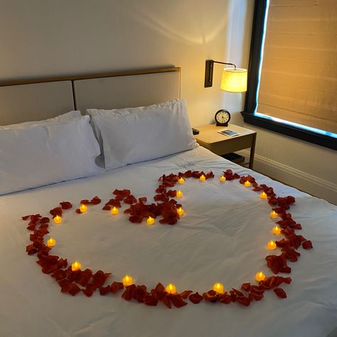 Flowers On Bed Romantic, Roses On Bed Aesthetic, Trashcore Aesthetic, Honeymoon Bed, Cute Proposal Ideas, Romantic Valentines Day Ideas, Baby Party Decorations, Romantic Bed, Brides Cake