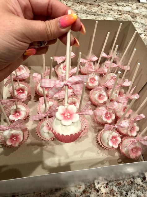 Cherry blossom cake pops Cherry Blossom Party, Cherry Blossom Cake, Blossom Cake, Cherry Blossom Theme, Quince Decorations, Pretty Dessert, Cute Baking, Pretty Birthday Cakes, Cute Birthday Cakes