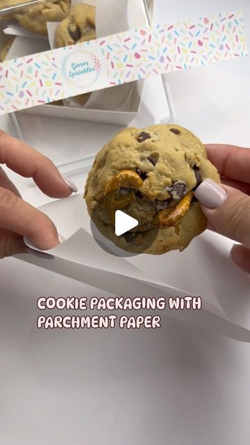 Erika Aguilar | WHO KNEW PARCHMENT PAPER CAN TURN INTO PACKAGING FOR OUR COOKIES. 

HAD TO GIVE IT A TRY AND LOVE IT. WHO WOULD LIKE THE MEASUREMENTS OF... | Instagram Parchment Paper Cookie Wrap, Pack Cookies For Gifts, Cookie Packaging Ideas For Selling, Cookie Favors Packaging, Cookie Gift Packaging, Food Gifts Packaging, Cookie Gram, Bake Sale Packaging, Bake Goods