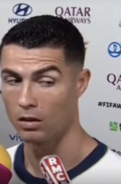 Ronaldo Side Eye, Cristiano Ronaldo Memes, Ronaldo Memes, Funny Football Pictures, Football Funny Moments, Messi Funny, Soccer Images, Eyes Meme, Cristiano Ronaldo Juventus