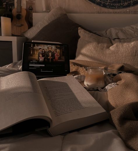 Movie Time Aesthetic, Netflix And Chill Aesthetic, Eva Aesthetic, Chill Aesthetic, Netflix Chill, Time Aesthetic, Night Movie, Reading Motivation, Bookstagram Inspiration