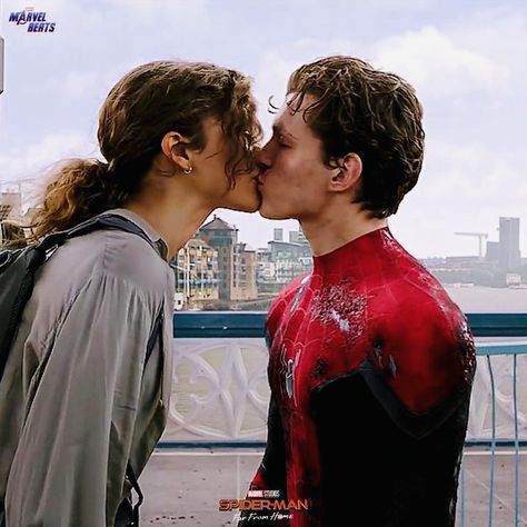 Tom Holland Zendaya, Cute Kiss, Tom Holland Peter Parker, Tom Holland Spiderman, Spiderman Homecoming, Zendaya Coleman, Amazing Spiderman, Marvel Memes, Peter Parker