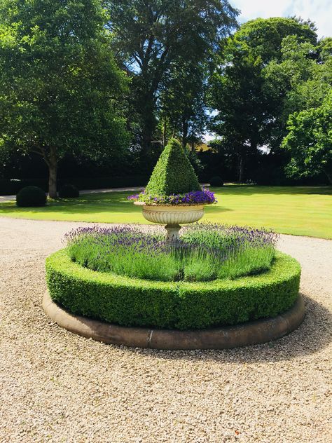 Turning Circle Driveway, Circular Driveway Landscaping, French Landscaping, Circle Garden, Circle Driveway, Backyard Flowers Beds, Garden Center Displays, Formal Garden Design, Terraced Backyard