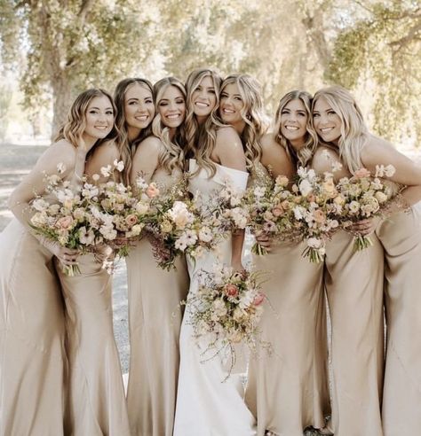 Fall Wedding Ideas October Bridesmaid Dresses, Wedding Color Schemes With Navy Suits, Dreamy Spring Wedding, Light Pink Wedding Colors, Spring Wedding Vibes, Bridal Party Color Schemes Fall, Champagne Summer Wedding, Wedding Champagne Color, Garden Wedding Colors