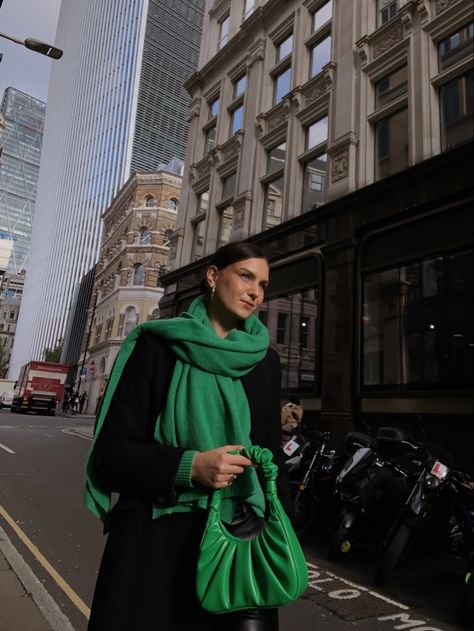 How to style green scarf Green Scarf Outfit, Dark Green Scarf, Scarf Outfit Winter, Ootd Winter, Green Accessories, Scarf Outfit, Green Scarf, All Black Outfit, How To Style