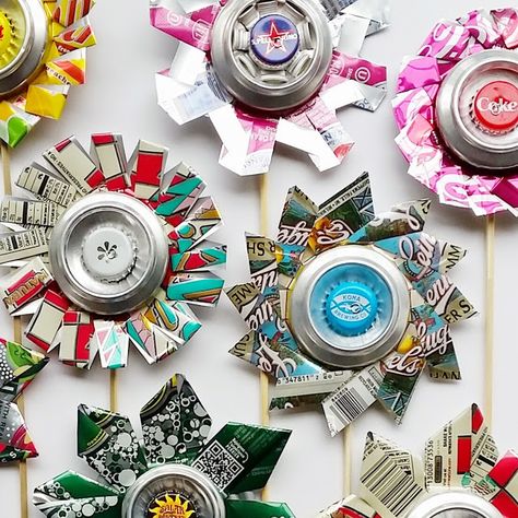 art in red wagons: aluminum can flowers (tutorial) Aluminum Can Flowers, Soda Can Flowers, Pop Can Art, Beer Can Art, Pop Can Crafts, Can Flowers, Tin Can Flowers, Soda Can Art, Soda Can Crafts