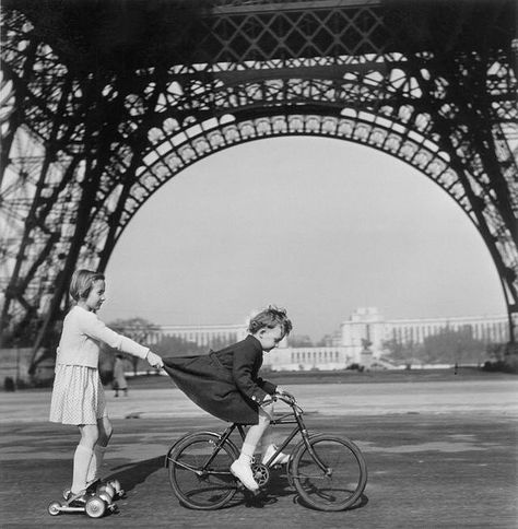 Two children under the Eiffel Tower, Paris, 1943. Photographed by Robert Doisneau. Marc Riboud, Willy Ronis, Black And White Coffee, Robert Doisneau, Long Time Friends, Mood And Tone, Celebrity Travel, French Photographers, Travel Outdoors