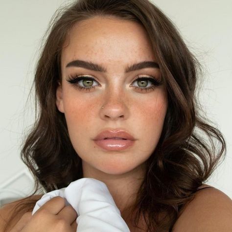 103 gorgeous eye makeup for green eyes 16 Welcomemyblog.com #eyemakeup #everyday #eye #makeup Summer Wedding Makeup, Straight Brows, Wedding Hairstyles And Makeup, Hazel Eye Makeup, Smoky Eyeshadow, Best Wedding Makeup, Braut Make-up, Gorgeous Eyes, Hazel Eyes