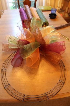 fall wreath ideas with mesh | How To Make A Curly Deco Mesh Wreath Mesh Wreath Tutorial, Mesh Wreath Diy, Deco Wreaths, Wreath Tutorial, Mesh Wreath, Wreath Crafts, Deco Mesh Wreaths, Diy Projects To Try, Mesh Wreaths