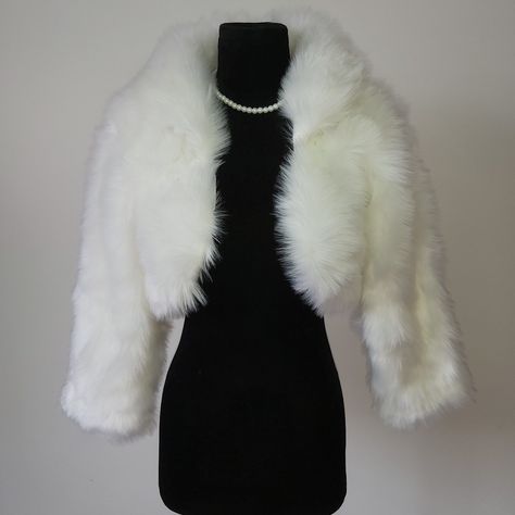 Material: Faux fur Color: Ivory Size: One size fits all It is made of high-quality artificial fur.the coat is very beautiful, comfortable to wear, and the long fluff is extremely warm. Shipping time: 20 working days We accept returns. Washing not supported. Fur Bridal Wrap, Cropped Fur Jacket, Fur Clothes, White Fur Jacket, Fur Outfit, White Faux Fur Coat, Winter Mode Outfits, Tops Winter, White Fur Coat