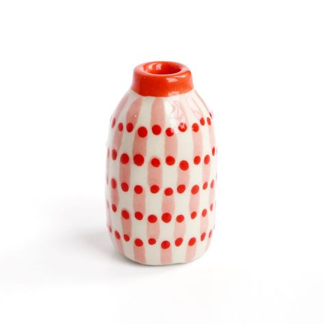 Ceramic mini vase in earthenware. Pink and red stripes on a white background, orange lips. Perfect as a soliflore or to welcome a tiny bouquet! Hand-made in our Paris workshop.  Height: approx. 5 cm Mexican Glassware, Ceramic Cafe, Orange Lips, Cerámica Ideas, Hand Painted Vases, Pottery Crafts, Diy Pottery, Ceramics Pottery Art, Painted Vases