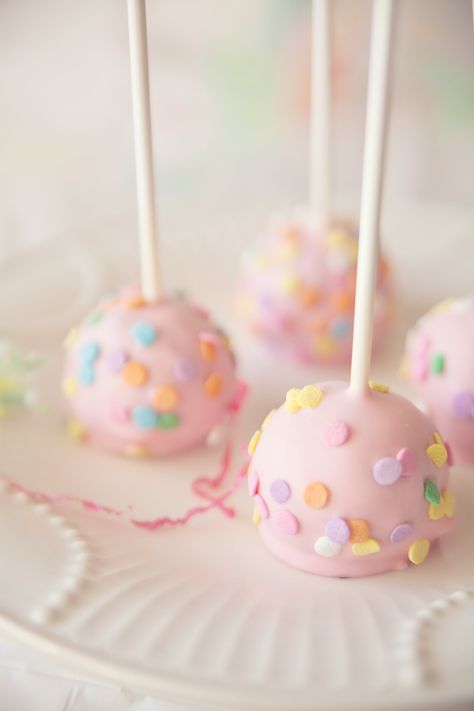 Some chocolate cake pops with pink candy coating and confetti sprinkles on plate. Pig Cake Pops, Rainbow Cake Pops, Greta Gris, Yummy Chocolate Cake, Pink Cake Pops, Peppa Pig Birthday Cake, Pink Snacks, Pig Birthday Cakes, Chocolate Cake Pops