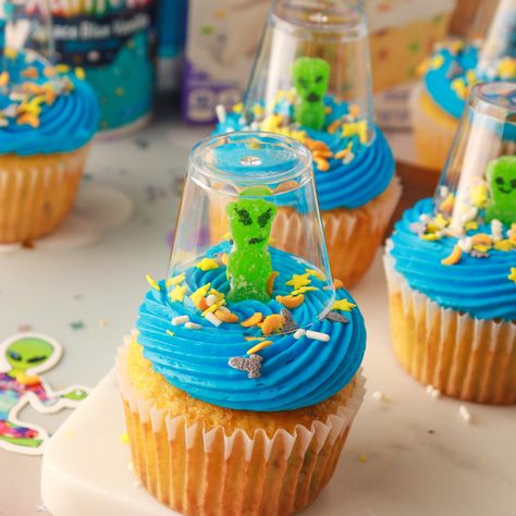 Alien Cupcakes Recipe - Pillsbury Baking Alien Party Decor, Spaceship Cupcakes, Alien Cake Pops, Alien Themed Birthday Party, Alien Birthday Cake, Alien Party Ideas, Space Desserts, Alien Cakes, Spaceship Cake