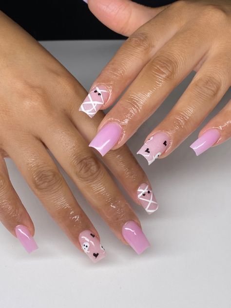 Nails Acrylic Halloween Simple, Halloween Nails Medium Coffin, Simple Halloween Nails Medium, Cute Nail Ideas Halloween, Happoween Nails, Short Fall Themed Nails, Short Acrylic Nails October, Halloween Pink Nails Short, Cute Halloween Nails Coffin