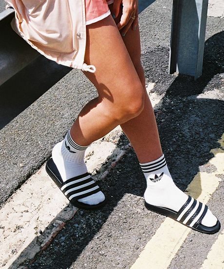 Adidas Socks Outfit, Adidas Slides Outfit, Looks Adidas, Nike Slippers, Adidas Sandals, Slides Outfit, Adidas Socks, Jordan Sneaker, Adidas Slides