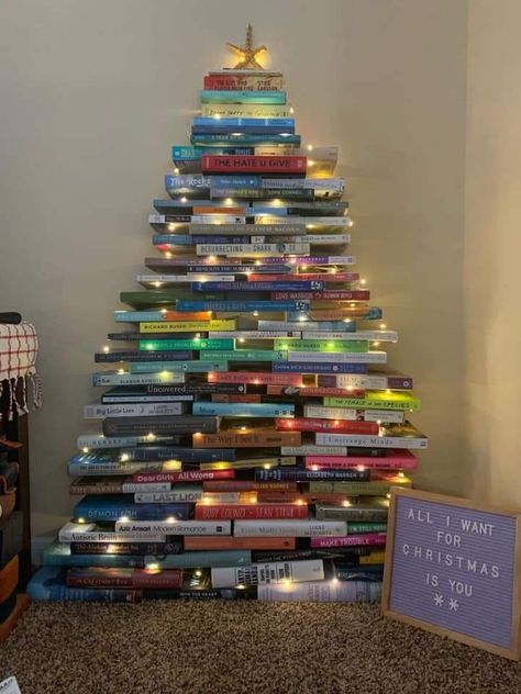 Book Christmas Tree Ideas, Christmas Tree Bookshelf, Christmas Tree From Books, Christmas Book Tree, Book Trees Christmas, Book Christmas Tree Diy, Christmas Tree Of Books, Library Christmas Decorations, Christmas Tree With Books