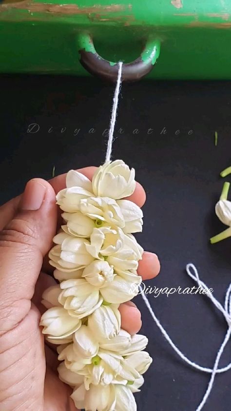 Flower Garland Diy, Flower Jewellery For Mehndi, Flowers Paper Craft, How To Make Garland, Fathers Day Gifts Ideas, Diy Floral Decor, Make Paper Flowers, Flower Garland Wedding, Ganpati Decoration Design