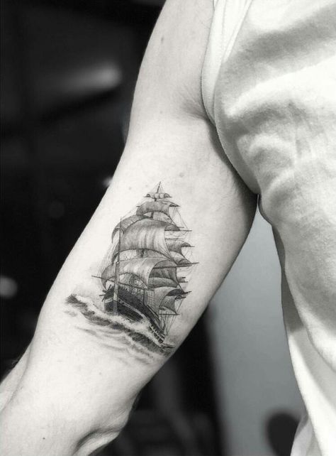 Tattoos Arm Mann, Traditional Ship Tattoo, Pirate Ship Tattoos, Tattoo Homme, Sailboat Tattoo, Whale Pictures, Boat Tattoo, Whale Tattoo, Pirate Tattoo